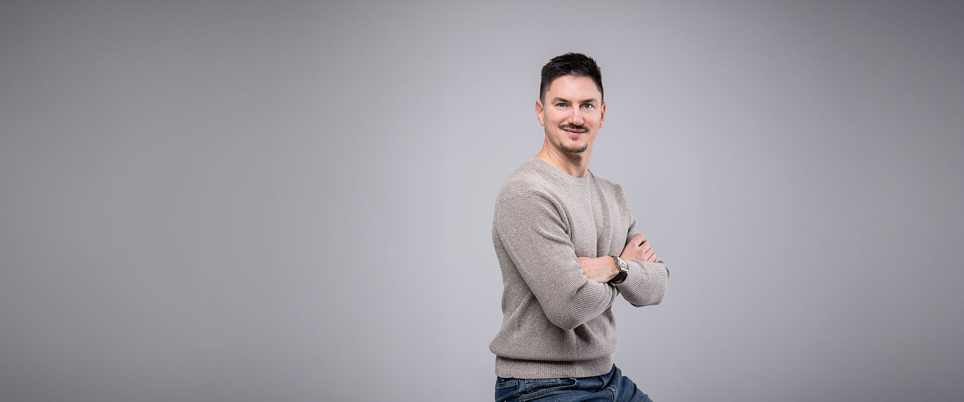 Mosolygó európai nő, belső derű