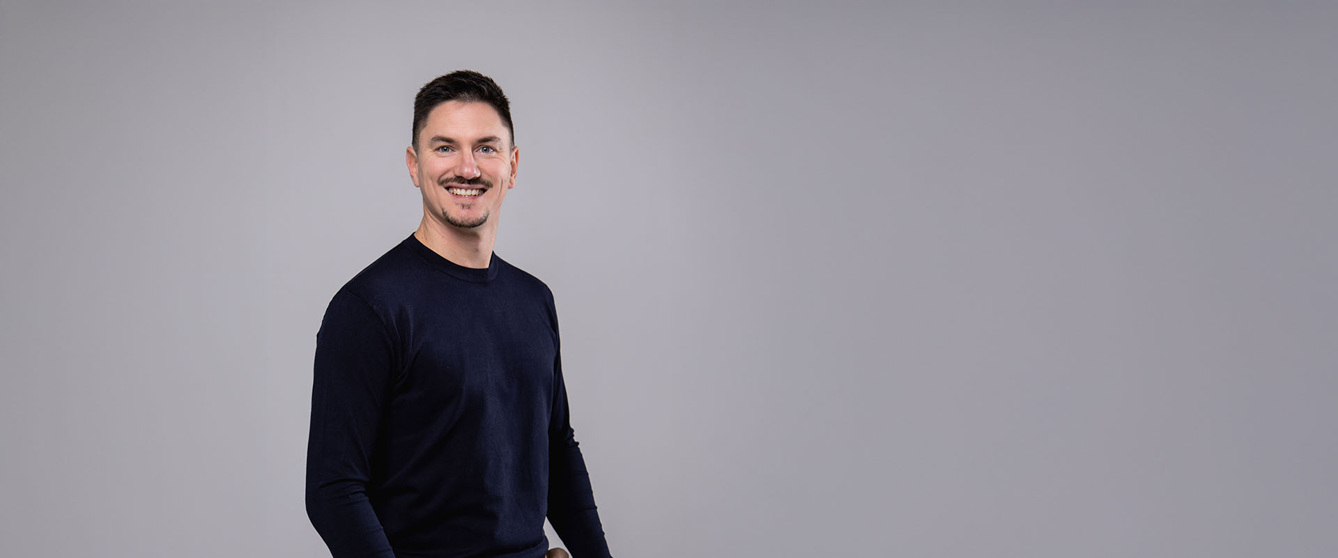 Nyugodt beszélgetés, európai pár egy szobában